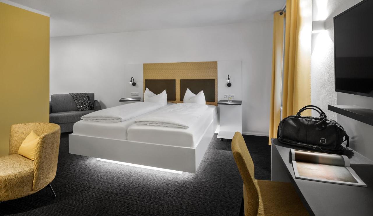 Wirtshaus & Hotel Goldener Greif Edelsfeld Extérieur photo