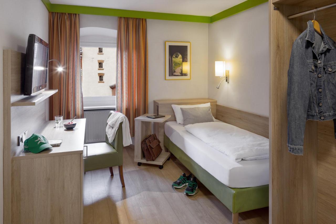 Wirtshaus & Hotel Goldener Greif Edelsfeld Extérieur photo