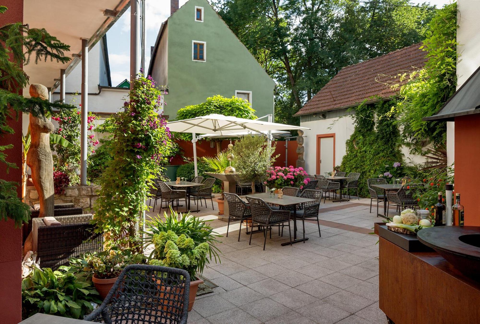 Wirtshaus & Hotel Goldener Greif Edelsfeld Extérieur photo