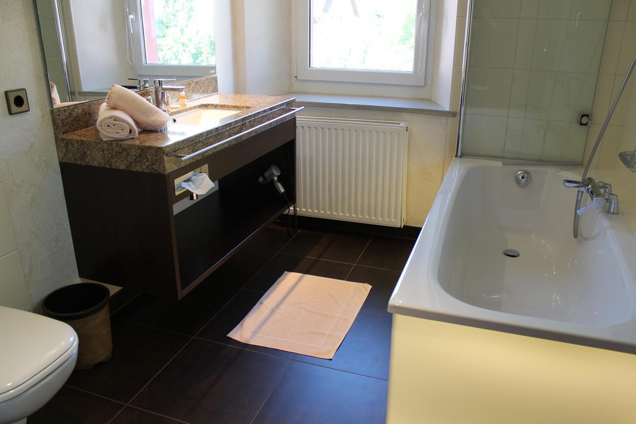Wirtshaus & Hotel Goldener Greif Edelsfeld Extérieur photo