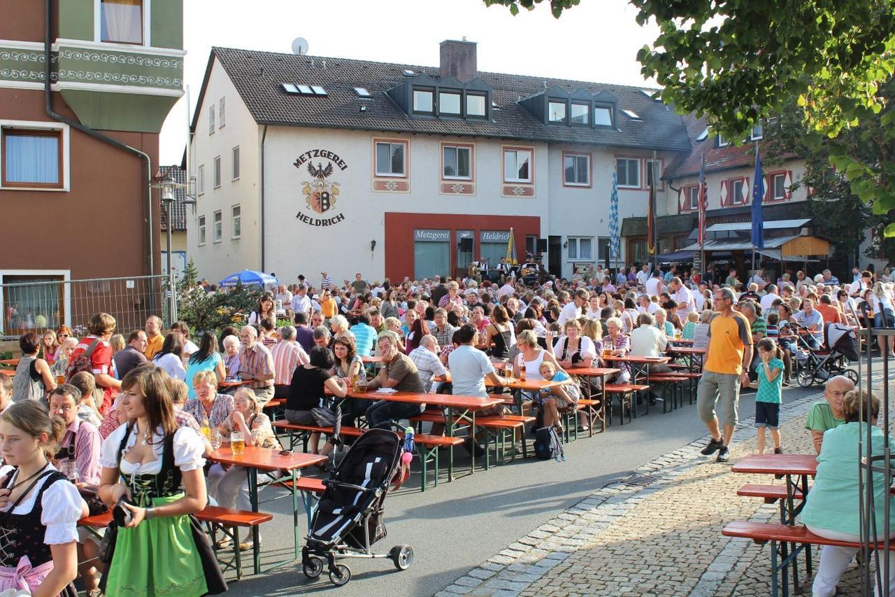 Wirtshaus & Hotel Goldener Greif Edelsfeld Extérieur photo